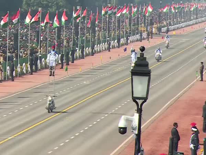 اضغط لمشاهدة الفيديو: عرض مذهل لسائقي الدراجات النارية أثناء احتفالات العيد الوطني في الهند